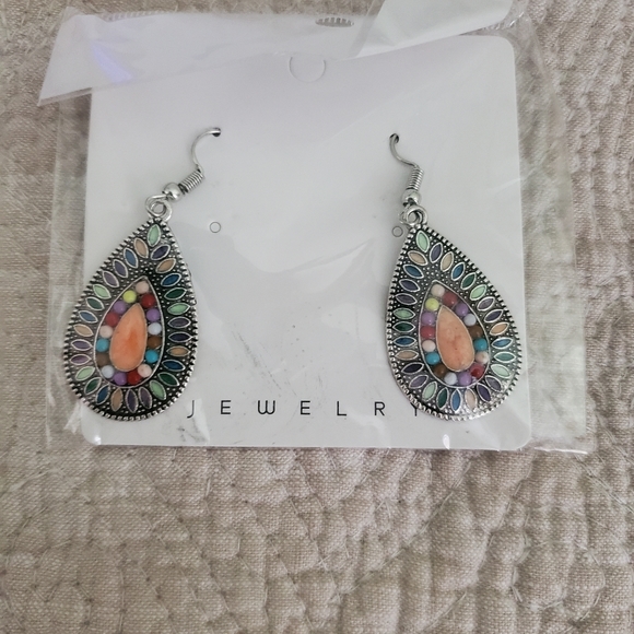 GORGEOUS EARRINGS - Picture 2 of 3